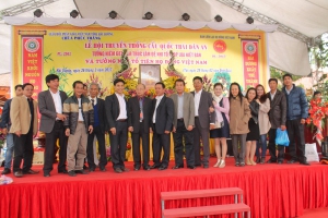 Bà con họ Đồng trên khắp mọi miền Tổ quốc tụ hội về quê hương Thiền sư Pháp Loa, thành tâm lễ Tổ và chụp ảnh lưu niệm tại sân khấu buổi lễ xuân 2017