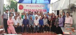 Thân nhân các gia đình thương binh, liệt sĩ họ Đồng huyện Nghĩa Hưng chụp ảnh lưu niệm cùng Ban liên lạc họ Đồng Việt Nam