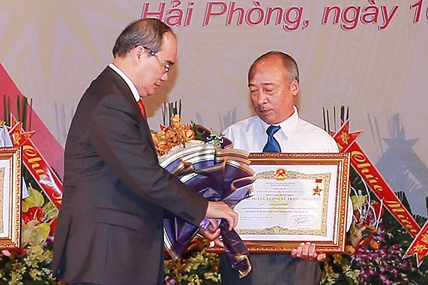 Thừa ủy quyền của Chủ tịch nước, đồng chí Nguyễn Thiện Nhân trao Bằng truy tặng danh hiệu Anh hùng LLVT nhân dân của đồng chí Đồng Quốc Bình cho thân nhân gia đình. Ảnh: Văn Vũ