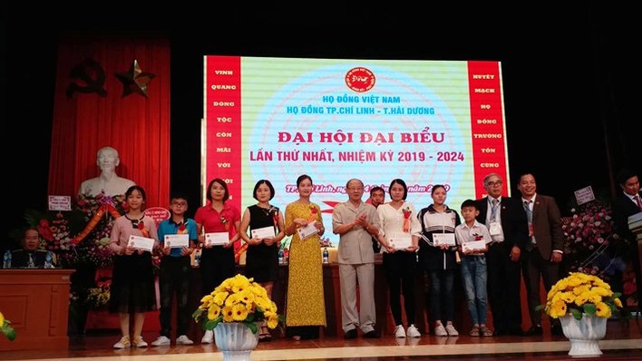 Trao thưởng khuyến học cho 13 cháu có thành tích trong học tập tại Đại hội