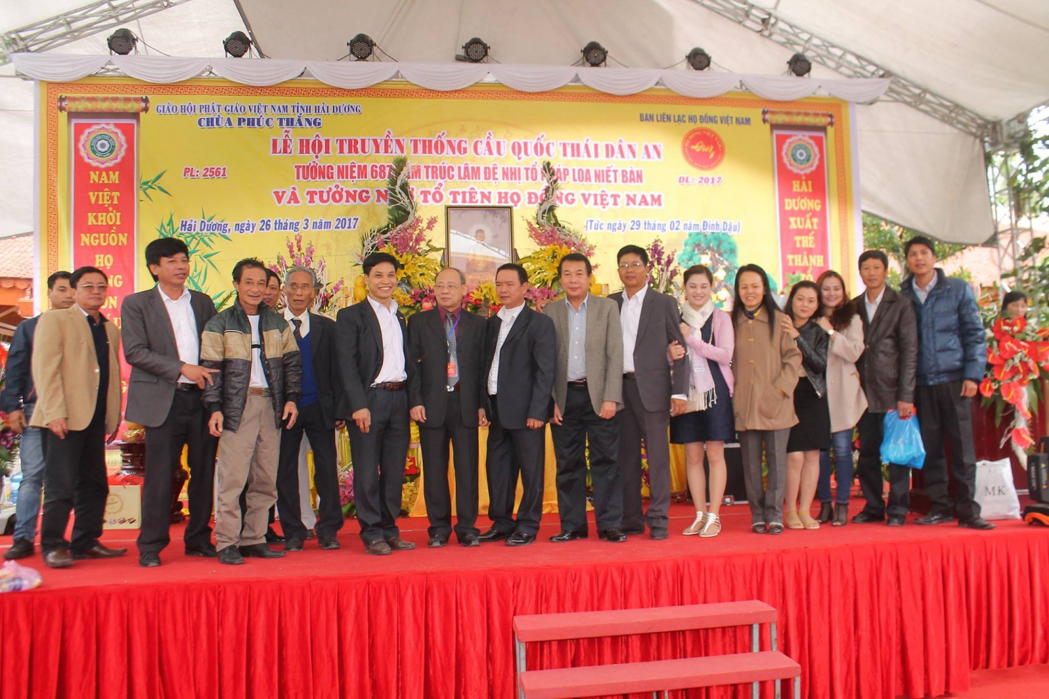 Bà con họ Đồng trên khắp mọi miền Tổ quốc tụ hội về quê hương Thiền sư Pháp Loa, thành tâm lễ Tổ và chụp ảnh lưu niệm tại sân khấu buổi lễ xuân 2017