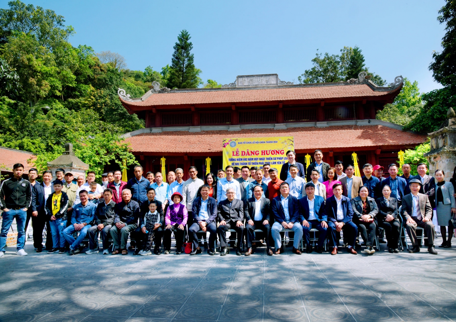 Lãnh đạo TP Chí Linh, Ban Quản lí Di tích TP, xã Hoàng Hoa Thám và bà con họ Đồng về tham dự Lễ dâng hương chụp ảnh lưu niệm
