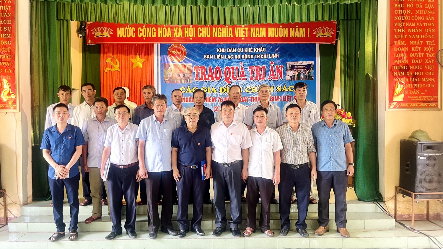 Các đại biểu về tham dự chương trình chụp ảnh lưu niệm