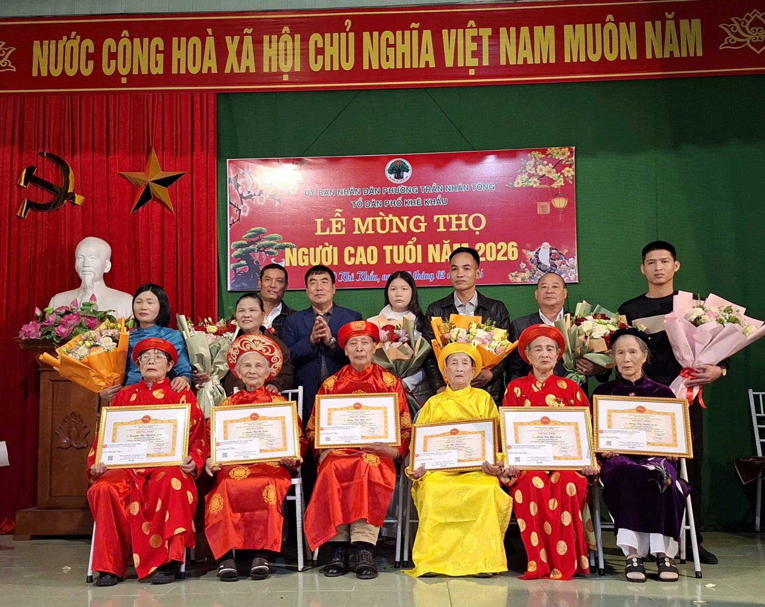 Ông Đồng Bá Sáng - Trưởng ban liên lạc tặng hoa, quà và bằng mừng thọ các cụ họ Đồng đang sinh sống tại Tổ dân phố Khê Khẩu