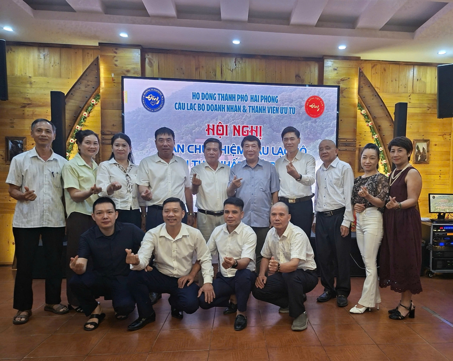 Các đại biểu tham dự Hội nghị chụp ảnh lưu niệm